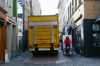 vrachtwagen in smal straatje in Gent